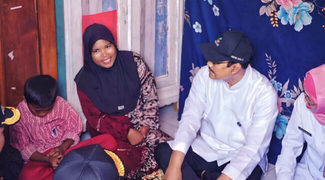 Menteri Sosial Saifullah Yusuf (Gus Ipul) saat meninjau langsung kondisi rumah calon siswa Sekolah Rakyat di Kota Pasuruan.