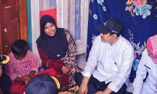 
					Menteri Sosial Saifullah Yusuf (Gus Ipul) saat meninjau langsung kondisi rumah calon siswa Sekolah Rakyat di Kota Pasuruan.