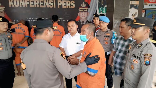 
					Amadin, oknum LSM di Lumajang yang ditangkap oleh Polisi (Foto: Asmadi).
