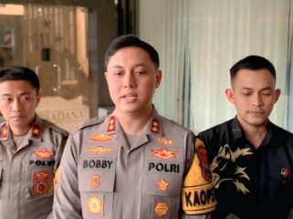 Kapolres Jember, AKBP Bobby Anugerah Christianto (tengah)  saat menyampaikan soal penangkapan 2 WNA atas dugaan kasus pencurian iPhone kepada wartawan. (foto: M. Abd. Rozaq Mubarok).
