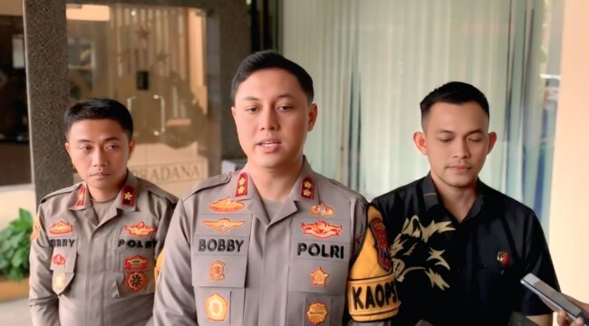 Kapolres Jember, AKBP Bobby Anugerah Christianto (tengah)  saat menyampaikan soal penangkapan 2 WNA atas dugaan kasus pencurian iPhone kepada wartawan. (foto: M. Abd. Rozaq Mubarok).
