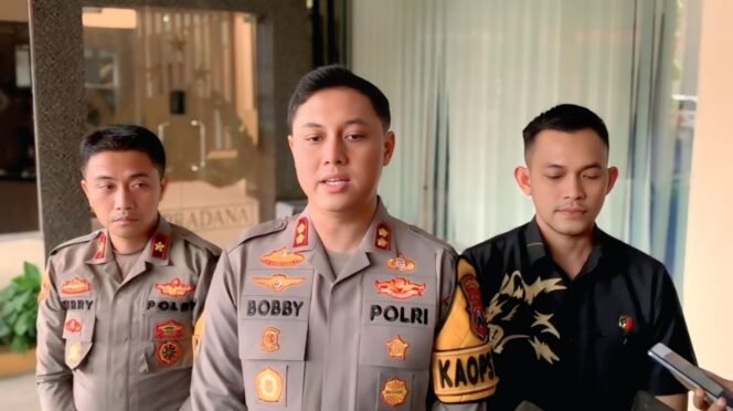 
					Kapolres Jember, AKBP Bobby Anugerah Christianto (tengah)  saat menyampaikan soal penangkapan 2 WNA atas dugaan kasus pencurian iPhone kepada wartawan. (foto: M. Abd. Rozaq Mubarok).
