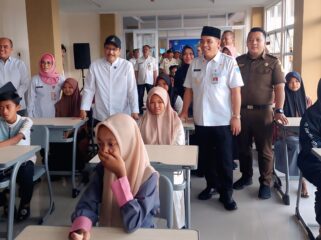 TINJAU: Menteri Sosial, Saifullah Yusuf dan Wali Kota Probolinggo, dr. Aminuddin, saat menemui calon siswa Sekolah Rakyat di ruang kelas Rusunawa Mayangan. (foto: Hafiz Rozani).