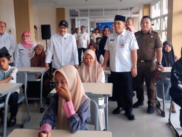 TINJAU: Menteri Sosial, Saifullah Yusuf dan Wali Kota Probolinggo, dr. Aminuddin, saat menemui calon siswa Sekolah Rakyat di ruang kelas Rusunawa Mayangan. (foto: Hafiz Rozani).