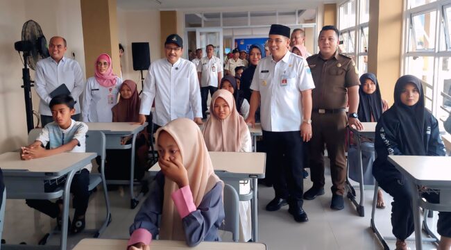 TINJAU: Menteri Sosial, Saifullah Yusuf dan Wali Kota Probolinggo, dr. Aminuddin, saat menemui calon siswa Sekolah Rakyat di ruang kelas Rusunawa Mayangan. (foto: Hafiz Rozani).