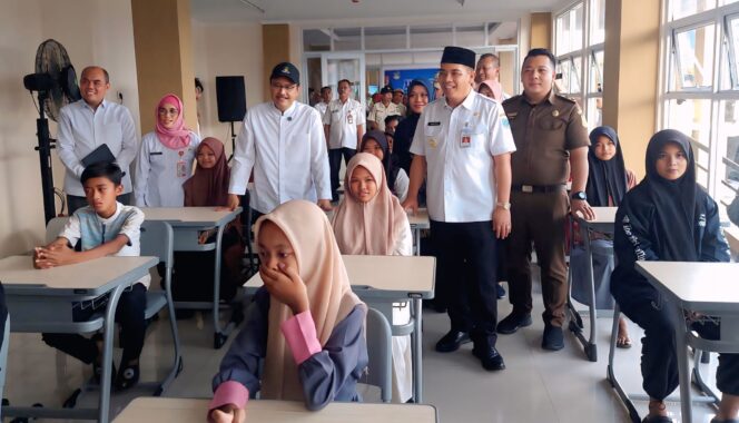 
					TINJAU: Menteri Sosial, Saifullah Yusuf dan Wali Kota Probolinggo, dr. Aminuddin, saat menemui calon siswa Sekolah Rakyat di ruang kelas Rusunawa Mayangan. (foto: Hafiz Rozani).