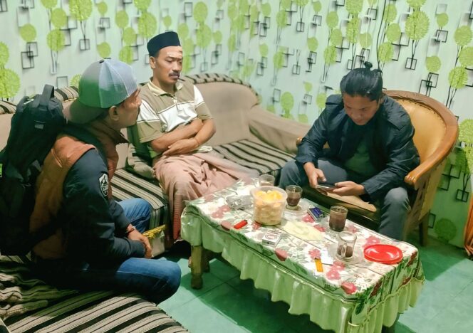 
					DIRAMPOK: Soleh (tengah) menjadi korban perampokan di rumahnya sendiri, Desa Betek, Kec. Krucil, Kab. Probolinggo. (foto: Ali Ya’lu).
