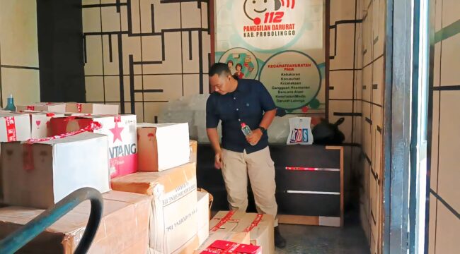BARANG BUKTI: Petugas Satpol PP Probolinggo mengawasi ribuan botol miras hasil operasi gabungan. (foto: Moch. Rochim).
