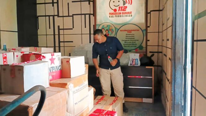 
					BARANG BUKTI: Petugas Satpol PP Probolinggo mengawasi ribuan botol miras hasil operasi gabungan. (foto: Moch. Rochim).
