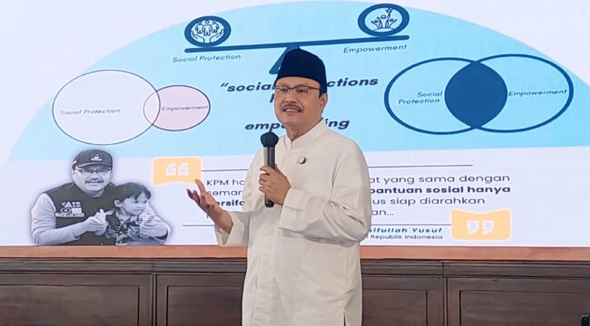 SEMANGATI: Menteri Sosial, Saifullah Yusuf saat memberi arahan di Pendopo Praja Ngesti Wibawa Kabupaten Probolinggo. (foto: Hafiz Rozani).