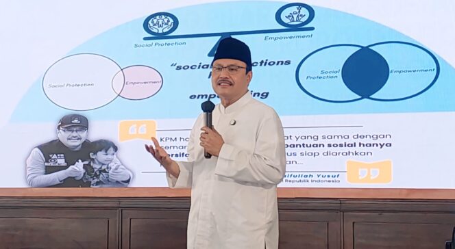 
					SEMANGATI: Menteri Sosial, Saifullah Yusuf saat memberi arahan di Pendopo Praja Ngesti Wibawa Kabupaten Probolinggo. (foto: Hafiz Rozani).