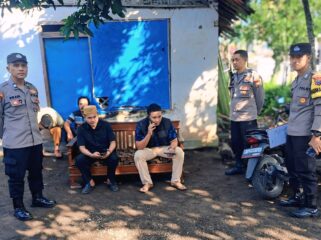 SELIDIKI: Aparat kepolisian saat mendatangi tempat kejadian perkara gantung diri di Desa Cangkring, Kec. Jenggawah, Kab. Jember, (Foto: Polsek Jenggawah)
