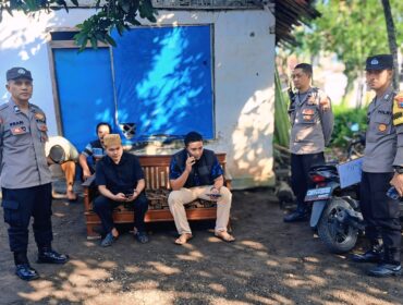 SELIDIKI: Aparat kepolisian saat mendatangi tempat kejadian perkara gantung diri di Desa Cangkring, Kec. Jenggawah, Kab. Jember, (Foto: Polsek Jenggawah)
