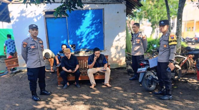 
					SELIDIKI: Aparat kepolisian saat mendatangi tempat kejadian perkara gantung diri di Desa Cangkring, Kec. Jenggawah, Kab. Jember, (Foto: Polsek Jenggawah)

