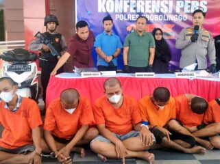 DITANGKAP: Para penyedia sabu, okerbaya dan miras saat dihadirkan dalam konferensi pers di Polres Probolinggo, Kamis (15/5/25) siang. (foto: Ali Ya'lu).
