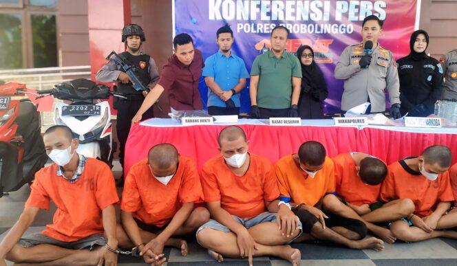 
					DITANGKAP: Para penyedia sabu, okerbaya dan miras saat dihadirkan dalam konferensi pers di Polres Probolinggo, Kamis (15/5/25) siang. (foto: Ali Ya'lu).
