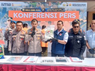 Kapolres Probolinggo Kota, AKBP Rico Yumasri dan Kasatresnarkoba, AKP Evan Andias memegang barang bukti BB 1 kg. (Foto: Hafiz Rozani)