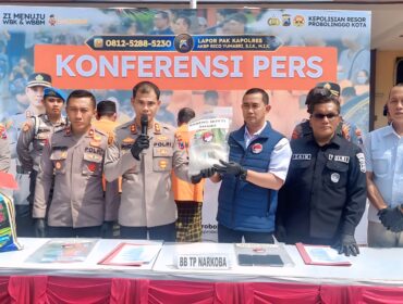 Kapolres Probolinggo Kota, AKBP Rico Yumasri dan Kasatresnarkoba, AKP Evan Andias memegang barang bukti BB 1 kg. (Foto: Hafiz Rozani)