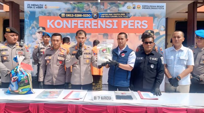 Kapolres Probolinggo Kota, AKBP Rico Yumasri dan Kasatresnarkoba, AKP Evan Andias memegang barang bukti BB 1 kg. (Foto: Hafiz Rozani)