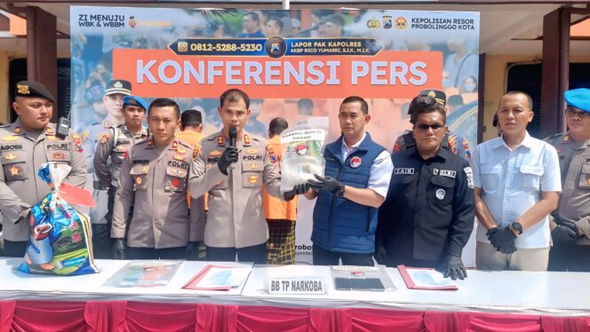 
					Kapolres Probolinggo Kota, AKBP Rico Yumasri dan Kasatresnarkoba, AKP Evan Andias memegang barang bukti BB 1 kg. (Foto: Hafiz Rozani)