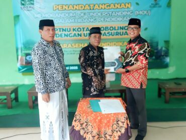 Ketua NU Kota Probolinggo, KH. Arba'in Hasan, bersama ketua LPTNU Gus Izul Islam, serta Rektor UNU Pasuruan dr. Amar Abu Hasan usai penandatanganan MOU
