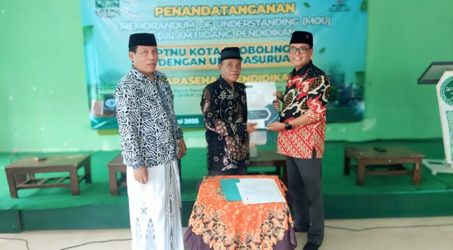 Ketua NU Kota Probolinggo, KH. Arba'in Hasan, bersama ketua LPTNU Gus Izul Islam, serta Rektor UNU Pasuruan dr. Amar Abu Hasan usai penandatanganan MOU
