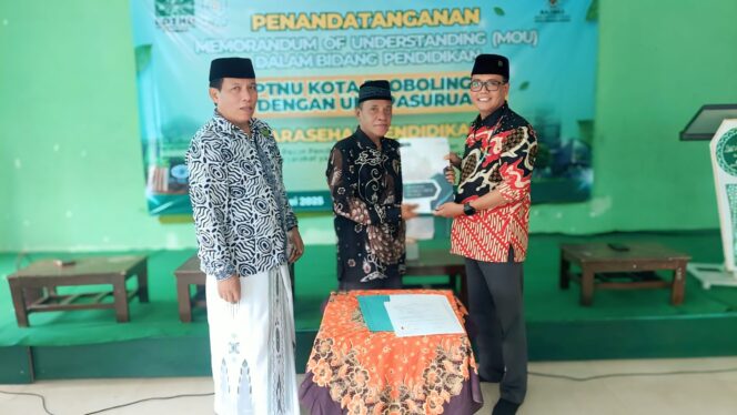 
					Ketua NU Kota Probolinggo, KH. Arba'in Hasan, bersama ketua LPTNU Gus Izul Islam, serta Rektor UNU Pasuruan dr. Amar Abu Hasan usai penandatanganan MOU
