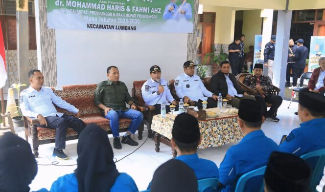 
					DIALOG: Bupati Probolinggo, Gus Haris dan Wabup Ra Fahmi, saat serap aspirasi warga Kecamatan Lumbang. (foto: Kominfo Kab. Probolinggo).