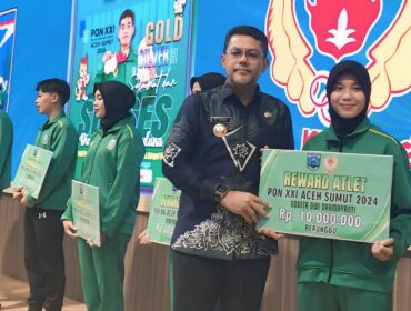 BONUS: Bupati Probolinggo, Gus Haris, saat memberikan bonus kepada atlet berprestasi di PON XXI secara simbolis. (foto: Humas KONI Kab. Probolinggo).
