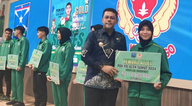 BONUS: Bupati Probolinggo, Gus Haris, saat memberikan bonus kepada atlet berprestasi di PON XXI secara simbolis. (foto: Humas KONI Kab. Probolinggo).
