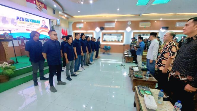 
					DIKUKUHKAN: Pengurus Pokja Jurnalis Kraksaan Periode 2025 - 2028 saat dikukuhkan di Aula Universitas Islam Zainul Hasan Genggong Probolinggo. (foto: Hafiz Rozani).