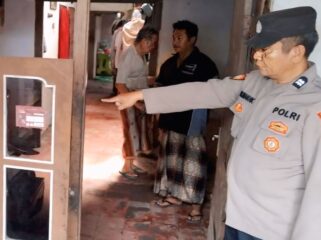 Polisi melakukan olah TKP.