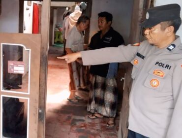 Polisi melakukan olah TKP.