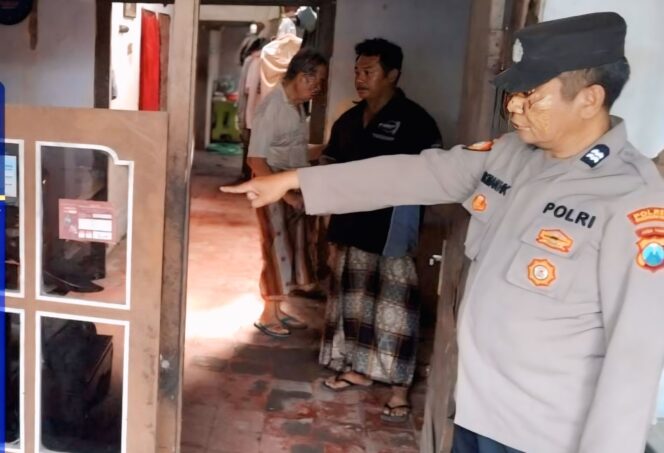 
					Polisi melakukan olah TKP.