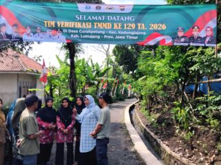Anggota Komisi D DPRD Kabupaten Lumajang menunjukkan komitmen nyata dalam mendukung pembangunan daerah dengan ikut serta dalam kegiatan Tentara Manunggal Membangun Desa (TMMD) (Foto: Asmadi).
