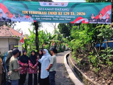 Anggota Komisi D DPRD Kabupaten Lumajang menunjukkan komitmen nyata dalam mendukung pembangunan daerah dengan ikut serta dalam kegiatan Tentara Manunggal Membangun Desa (TMMD) (Foto: Asmadi).
