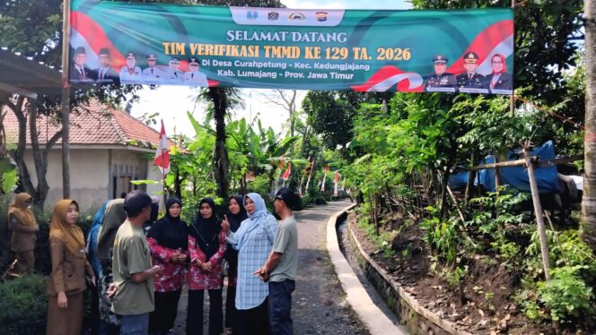 
					Anggota Komisi D DPRD Kabupaten Lumajang menunjukkan komitmen nyata dalam mendukung pembangunan daerah dengan ikut serta dalam kegiatan Tentara Manunggal Membangun Desa (TMMD) (Foto: Asmadi).
