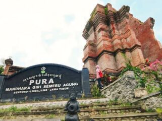 Aktivitas di Pura Mandhara Giri Semeru Agung.