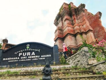 Aktivitas di Pura Mandhara Giri Semeru Agung.