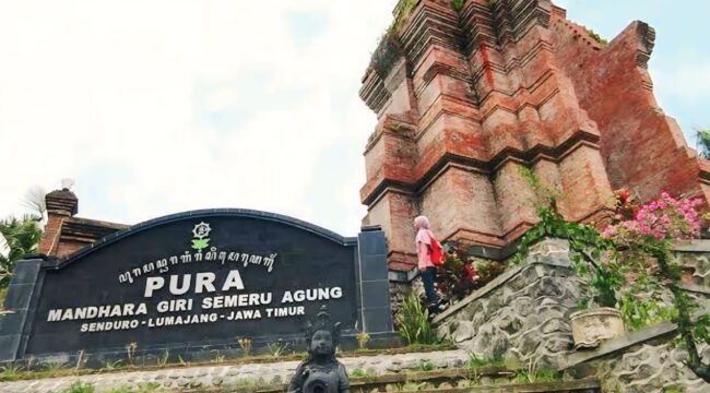 Aktivitas di Pura Mandhara Giri Semeru Agung.