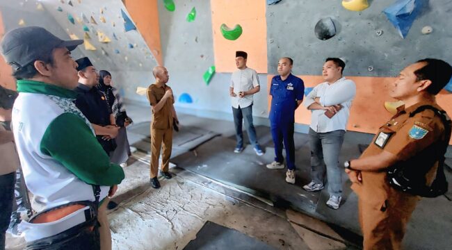 SIDAK: Suasana sidak Komisi 1 DPRD Kota Probolinggo ke basecamp FPTI Kota Probolinggo, Senin (19/5/25) pagi. (foto: Hafiz Rozani).
