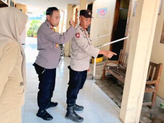 OLAH TKP: Kapolsek Paiton, AKP Maskur Anshori (tengah), saat melakukan olah TKP di Puskesmas Jabung, Kabupaten Probolinggo. (foto: Ali Ya'lu).
