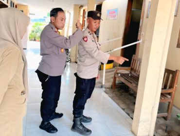 OLAH TKP: Kapolsek Paiton, AKP Maskur Anshori (tengah), saat melakukan olah TKP di Puskesmas Jabung, Kabupaten Probolinggo. (foto: Ali Ya'lu).
