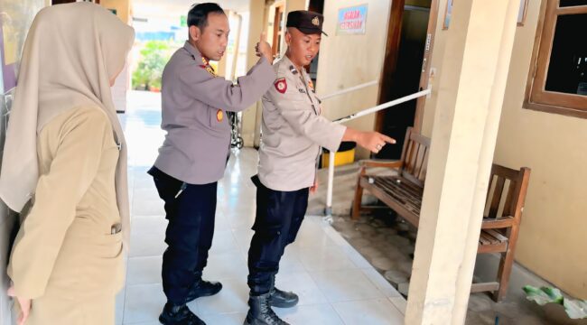 OLAH TKP: Kapolsek Paiton, AKP Maskur Anshori (tengah), saat melakukan olah TKP di Puskesmas Jabung, Kabupaten Probolinggo. (foto: Ali Ya'lu).
