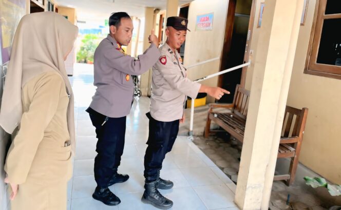 
					OLAH TKP: Kapolsek Paiton, AKP Maskur Anshori (tengah), saat melakukan olah TKP di Puskesmas Jabung, Kabupaten Probolinggo. (foto: Ali Ya'lu).
