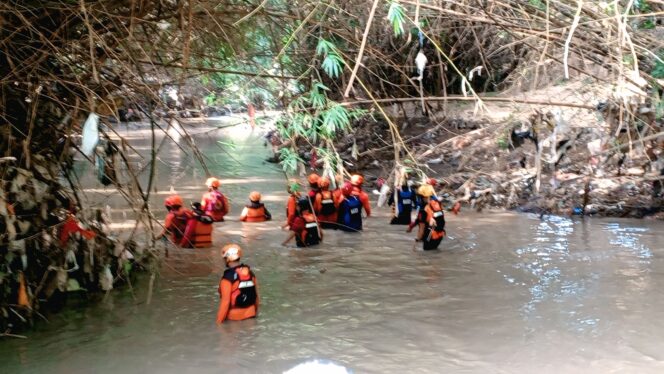 
					Tim SAR menyisir aliran sungai kawasan Pohjentrek, Kota Pasuruan untuk mencari balita yang hilang. 
