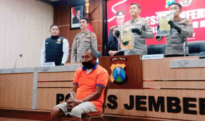 
					DIRINGKUS: Pelaku pencabulan anak dibawah umur setelah diamankan oleh anggota Polres Jember. (foto: istimewa)