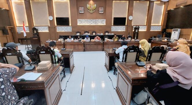 
					RDP: Suasana RDP Komisi 1 DPRD Kota Probolinggo membahas rencana tata ulang GOR A. Yani, karena telah menimbulkan keresahan sejumlah cabor. (foto: Hafiz Rozani).
