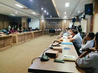 AUDIENSI: BPD Desa Temenggungan, Kec. Krejengan, Kab. Probolinggo, saat audiensi dengan DPRD setempat, Rabu, (21/5/25) siang. (foto: Ali Ya'lu).