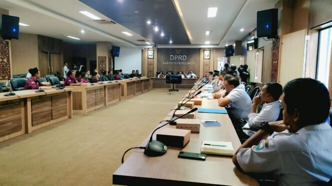 
					AUDIENSI: BPD Desa Temenggungan, Kec. Krejengan, Kab. Probolinggo, saat audiensi dengan DPRD setempat, Rabu, (21/5/25) siang. (foto: Ali Ya'lu).
